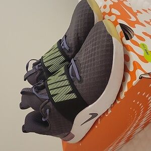 Nike Womens In Season TR 9 AMP Sneakers